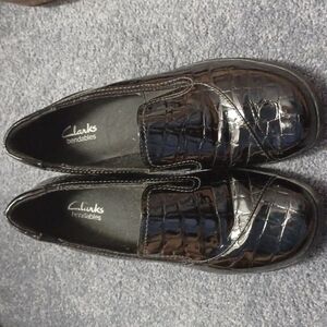 Clarks black patent leather shoes Sz 9